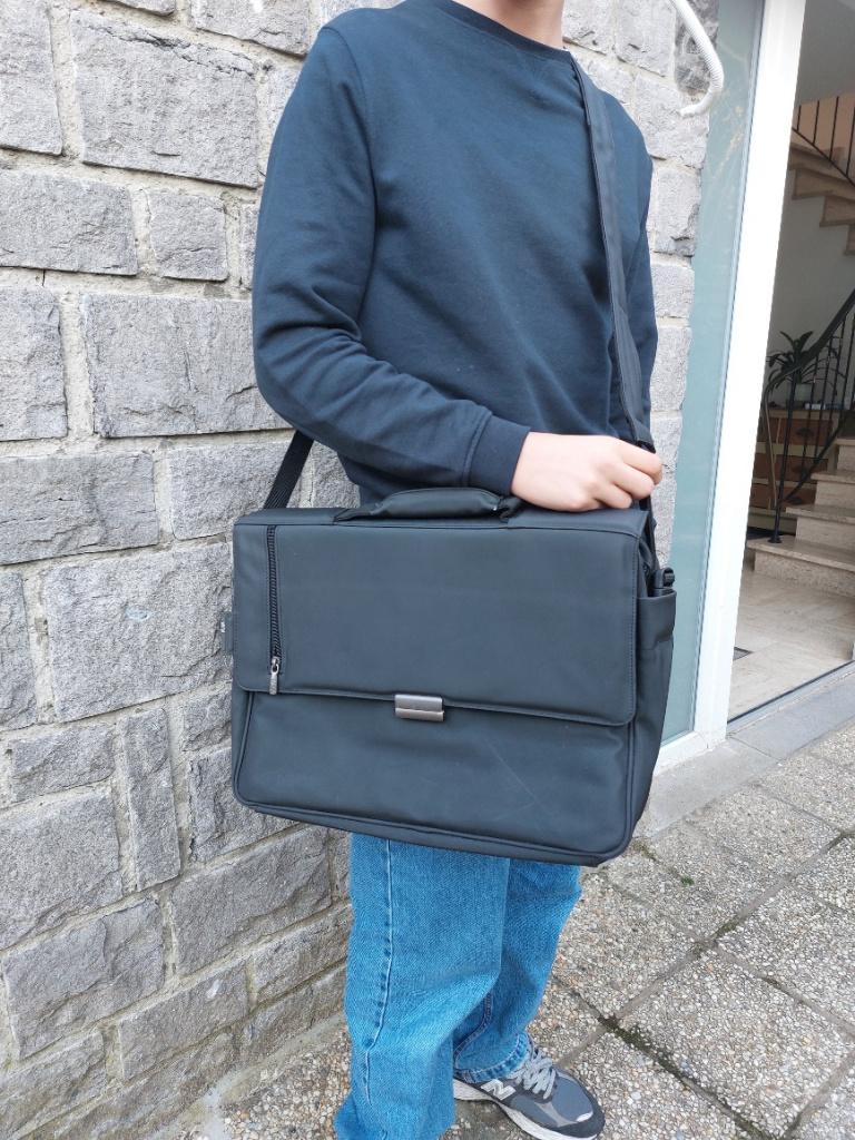 Mallette pour pc portable, Computers en Software, Laptoptassen, Ophalen, Meerdere vakken, 17 inch of meer, Zo goed als nieuw