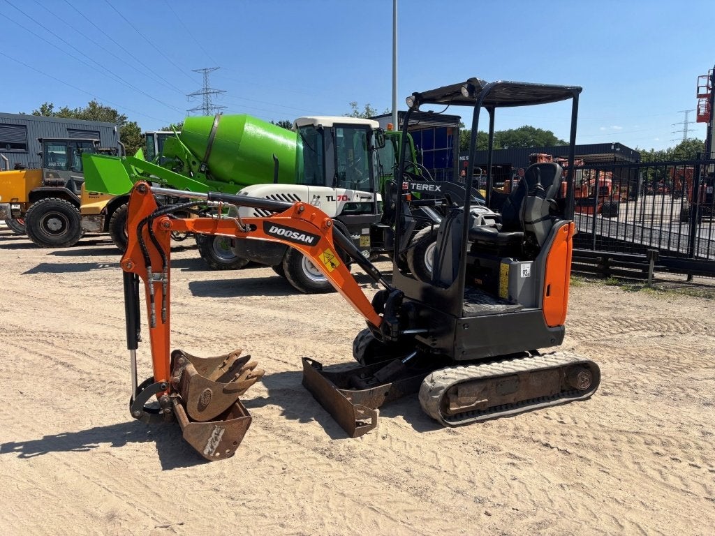 mini-pelle Doosan DX17, Articles professionnels, Machines & Construction | Grues & Excavatrices, Enlèvement, Excavatrice