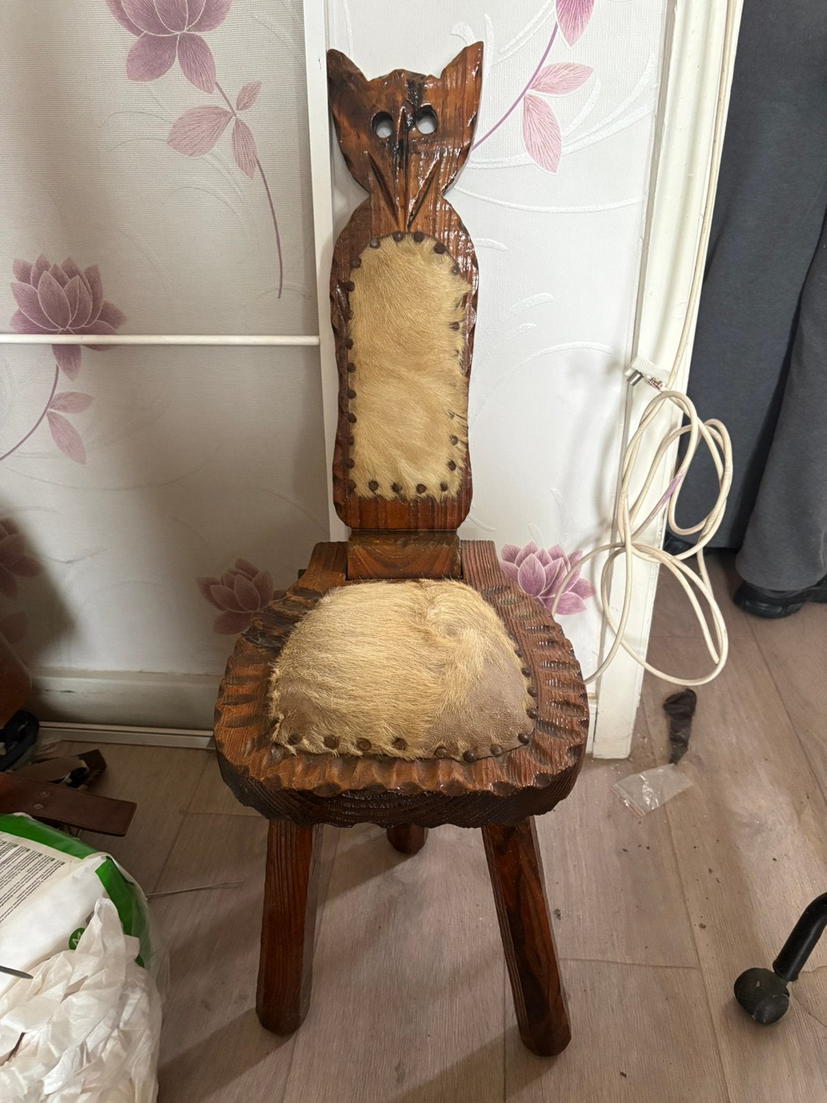 Chaise tripode vintage Brutaliste en bois et peau de vache, Enlèvement