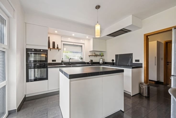Zeer recente hoekkeuken met eiland (Keukens De Abdij), Huis en Inrichting, Keuken | Complete keukens, Ophalen, Wit, Hoekkeuken