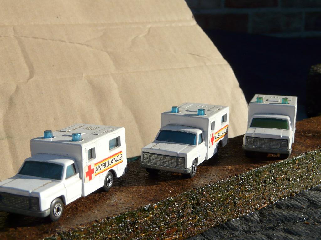 Matchbox 3 ambulances en  vintage Rode Kruis auto, Hobby en Vrije tijd, Modelauto's | Overige schalen, Gebruikt, Auto, Ophalen
