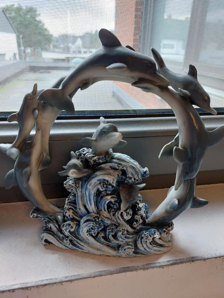 Beeldje dolfijnen, Ophalen