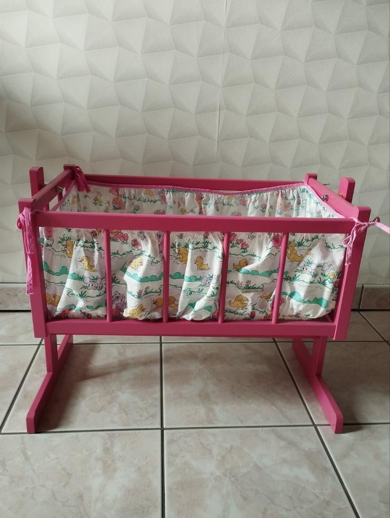 Houten Poppewieg., Ophalen, Zo goed als nieuw