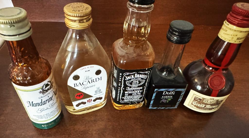Mini bouteilles d'alcool, Enlèvement, Comme neuf, Autres régions, Autres types