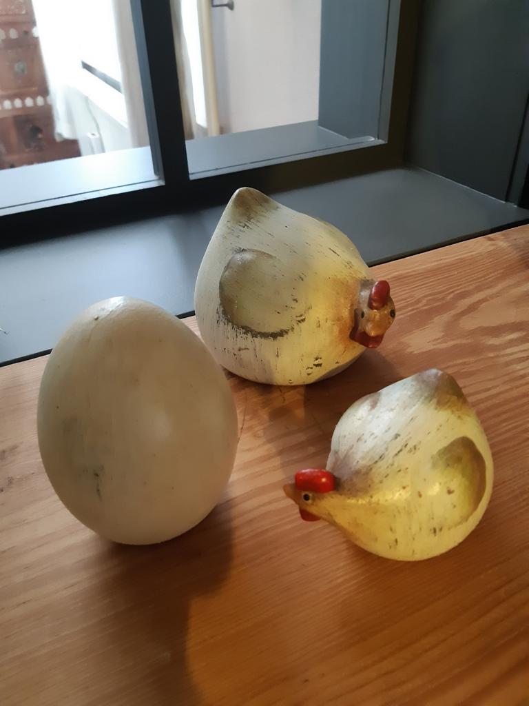 Poule  et oeuf pour decorations  ., Enlèvement, Comme neuf