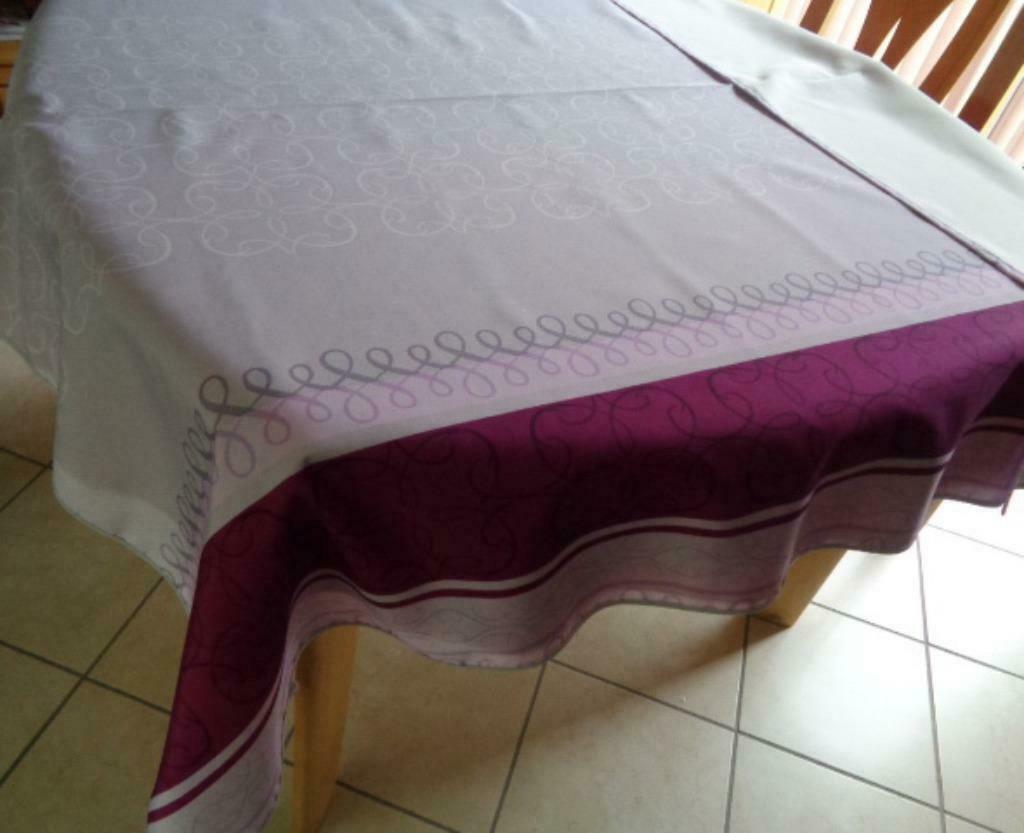 Nappe imprimée mauve. Dimensions: 148 X 164cm.N 1., Maison & Meubles, Nappes, Utilisé, Enlèvement ou Envoi