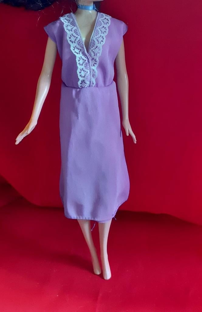 Robe poupée barbie parme et dentelle, Ophalen of Verzenden, Gebruikt, Pop