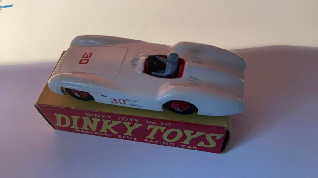 Mercedes Racing Car de course 237 dinky toys couleur Blanche, Antiek en Kunst, Antiek | Speelgoed, Ophalen of Verzenden