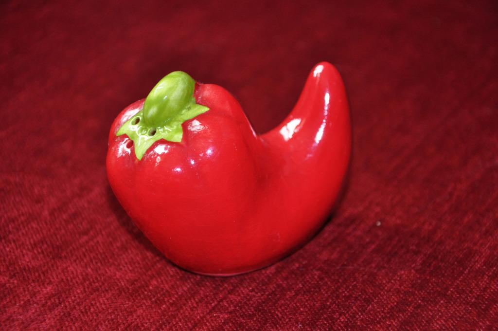 3 SALIERES  PIMENT ROUGE ET SEL/POIVRE CHOU, Maison & Meubles, Rouge, Enlèvement ou Envoi, Pot de stockage, Comme neuf