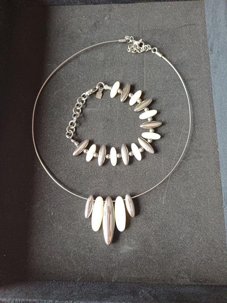 Joli ensemble de collier et bracelet Victoria, Enlèvement