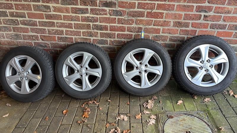 Winterbanden op Aluvelgen Toyota Yaris (2020/2026), Auto-onderdelen, Banden en Velgen, Ophalen, Gebruikt, 15 inch, Band(en)