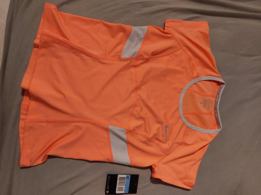 T-shirt de tennis NIKE en taille M, Sports & Fitness, Tennis, Enlèvement ou Envoi, Neuf, Vêtements, Nike