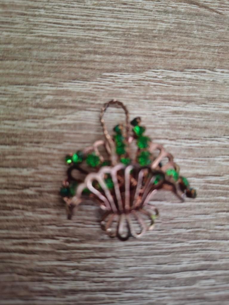 Jolie broche panier au pierres verte., Enlèvement ou Envoi, Comme neuf