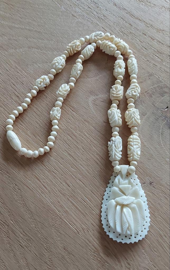 vintage handgesneden ketting Belgisch Congo, Antiek en Kunst, Ophalen of Verzenden