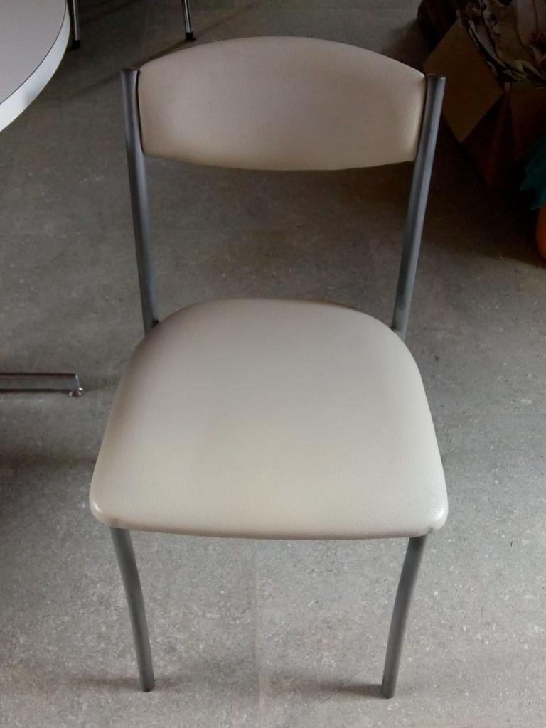 Ronde tafel 100cm en 4 stoelen, Huis en Inrichting, Stoelen, Ophalen, Zo goed als nieuw