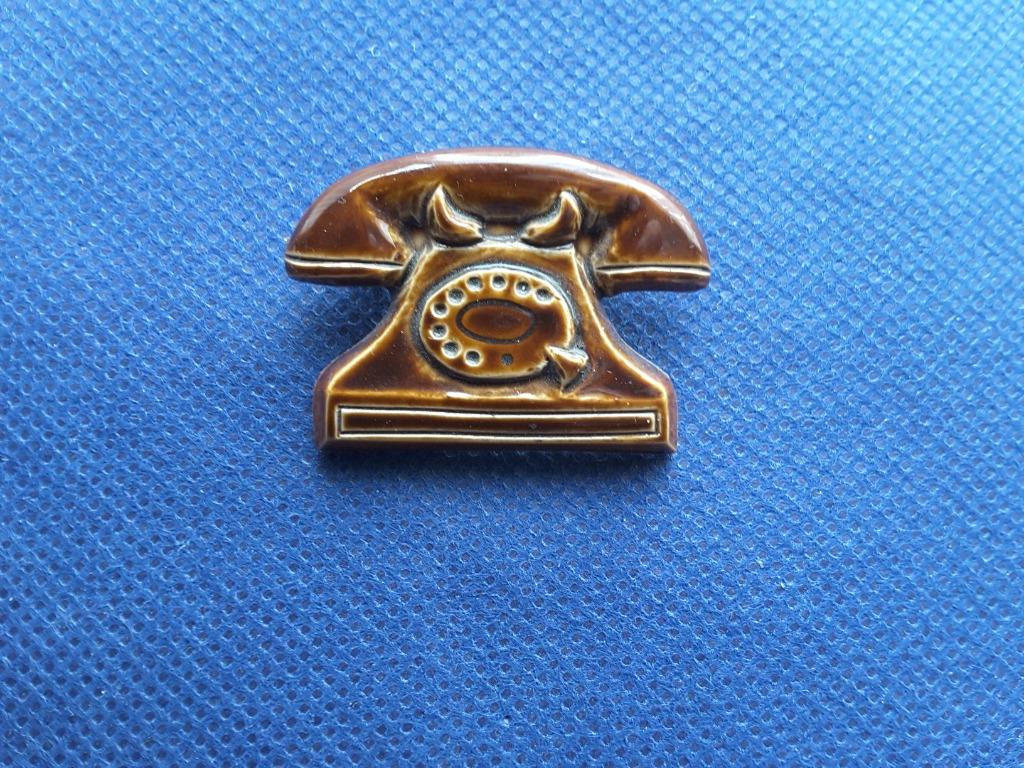 broche brune 30 x 42 mm motif téléphone à cadran, Enlèvement ou Envoi, Neuf