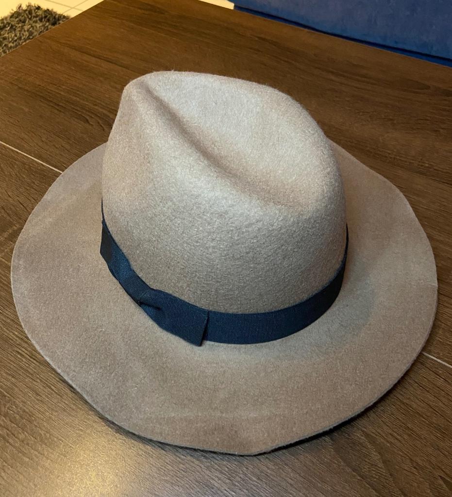 Fedora hoed Indiana Jones style, Kleding | Heren, Hoeden en Petten, Ophalen of Verzenden, Nieuw, 58 of 59 cm (L, 7¼ of ⅜ inch)