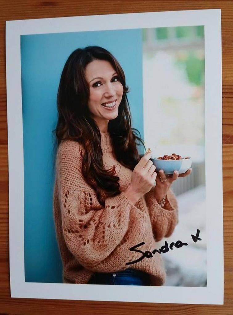 Gesigneerde foto van Sandra Bekkari., Envoi, Neuf, Signé