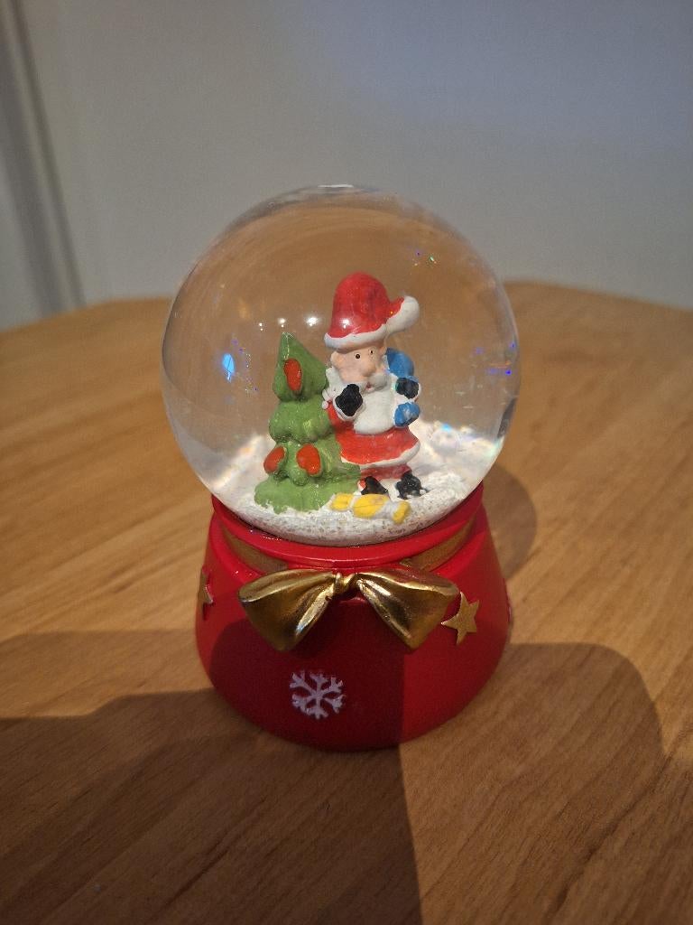 Sneeuwbol met kerstman en kerstboom (kerstdecoratie), Ophalen of Verzenden, Zo goed als nieuw