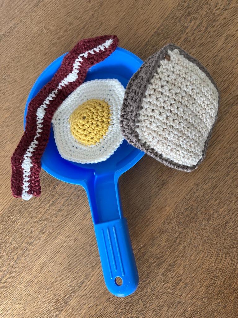 Speelgoed: een pan met eitje, spek en brood handg, Ophalen of Verzenden, Nieuw, Overige materialen, Speelkeuken-accessoire