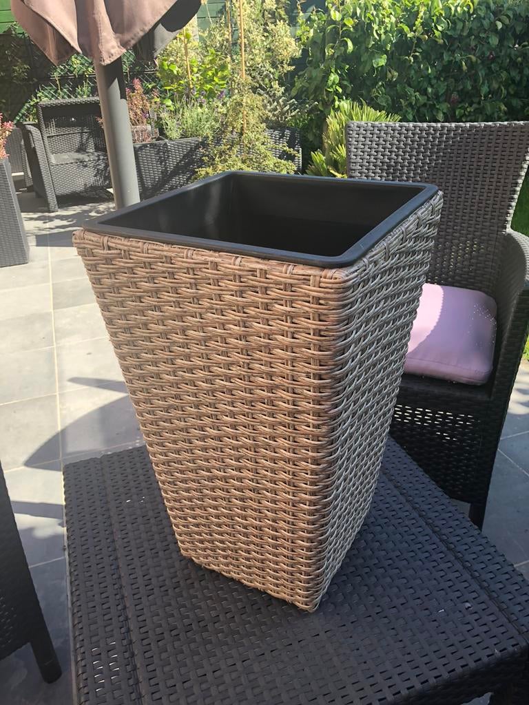 2 rotan plantenbakken, Kunststof, Gebruikt, Minder dan 60 cm, Ophalen of Verzenden