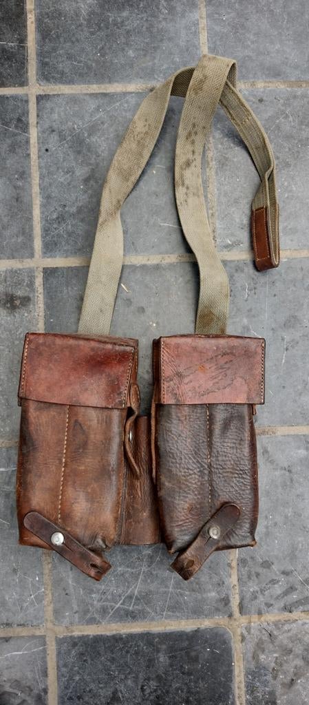 Militaria, lederen tasje Zwitsers. WO2 Hispano Suiza., Verzamelen, Ophalen