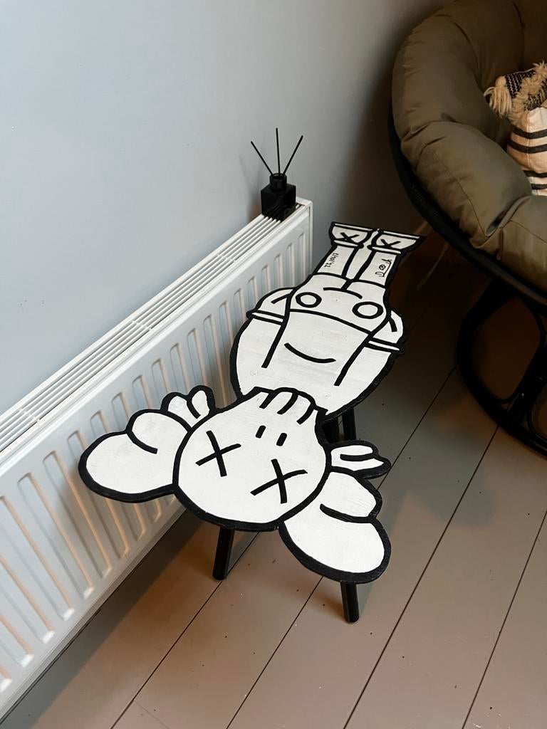 Hangemaakt KAWS bijzettafeltje, Streetwear, 55 tot 75 cm, Zo goed als nieuw, Overige vormen
