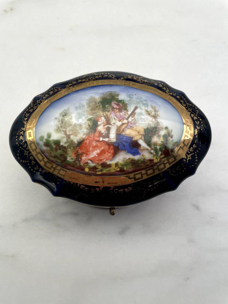 Ancienne Petite Boîte Limoges en Porcelaine Décor Romantique, Enlèvement ou Envoi