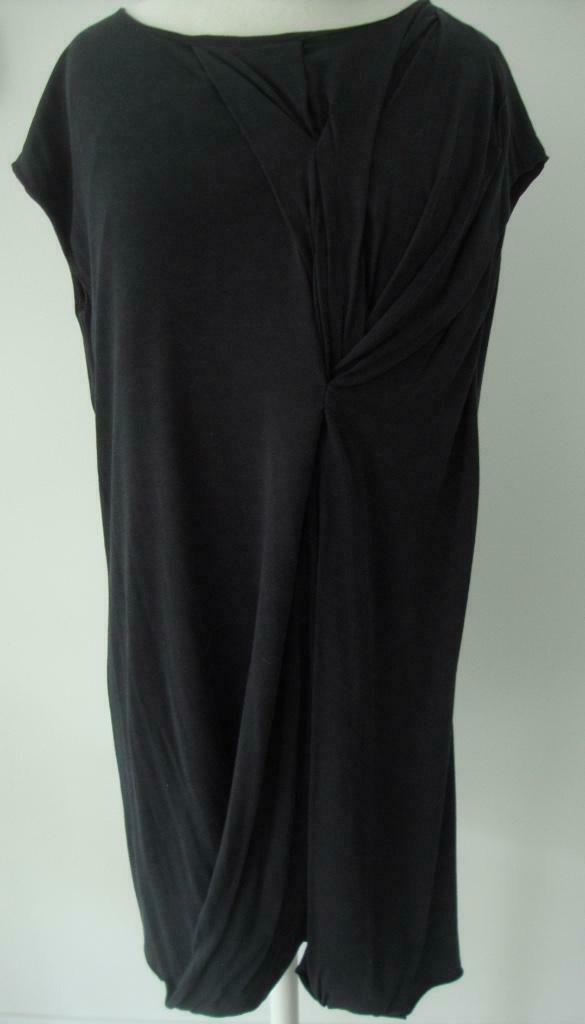 Zwarte jurk van COS.  -  S, Taille 36 (S), Comme neuf, Longueur genou, Noir