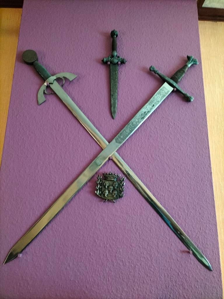 Twee zwaarden, een dolk en een wapenschild., Antiek en Kunst, Ophalen