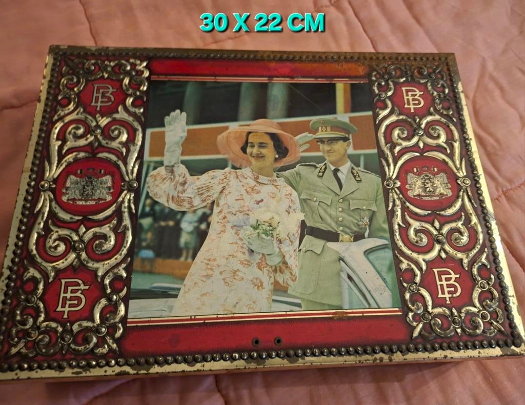 LOOK RÉTRO SUR LA FAMILLE ROYALE, Collections, Boîte en métal, Enlèvement ou Envoi, Utilisé, Biscuits, Autres marques
