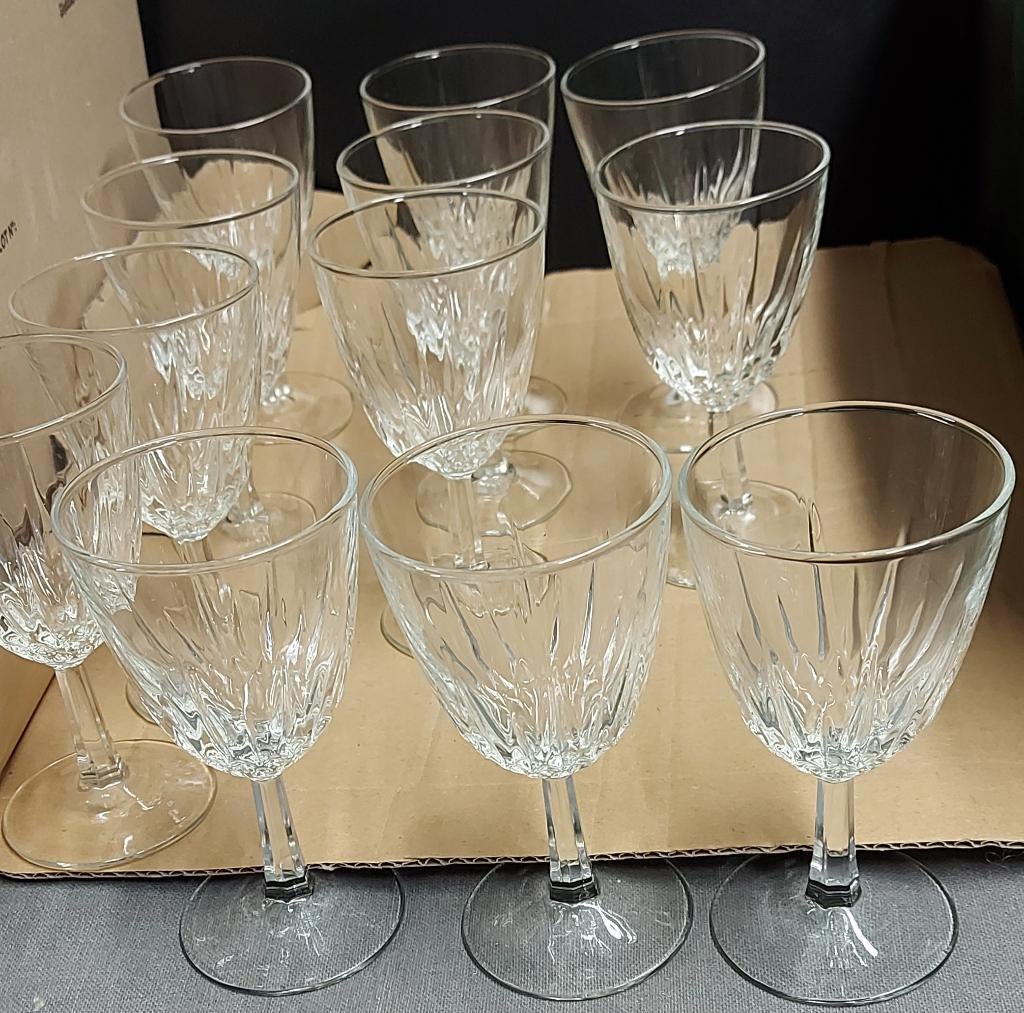 Vintage 12 wijnglazen vermoedelijk Luminarc, Ophalen, Zo goed als nieuw, Overige typen