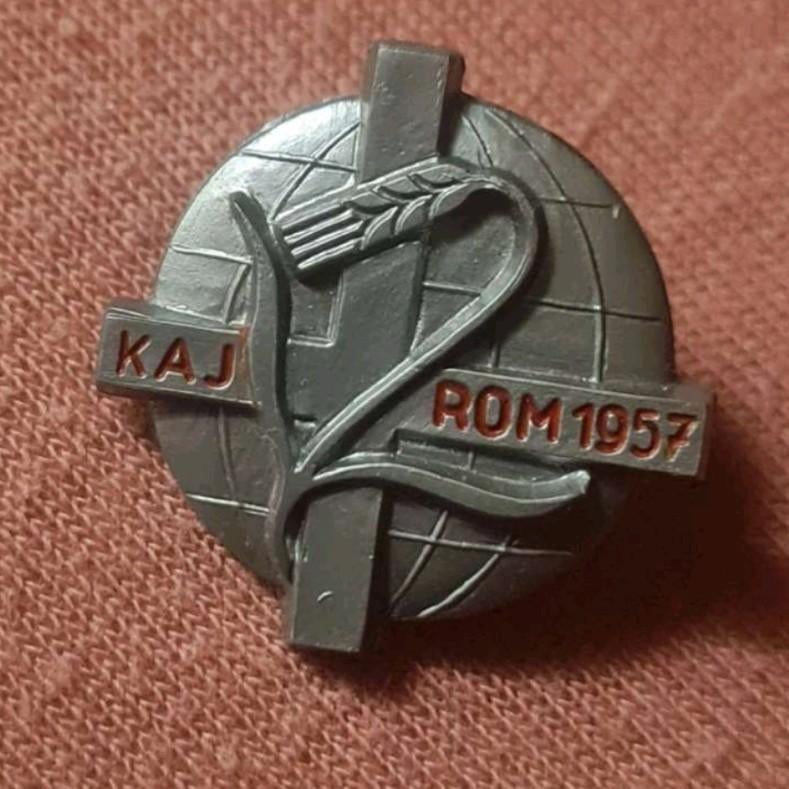 KAJ ROM 1957 OPSTEEKNAALD, Ophalen of Verzenden, Gebruikt, Embleem, Speld of Insigne