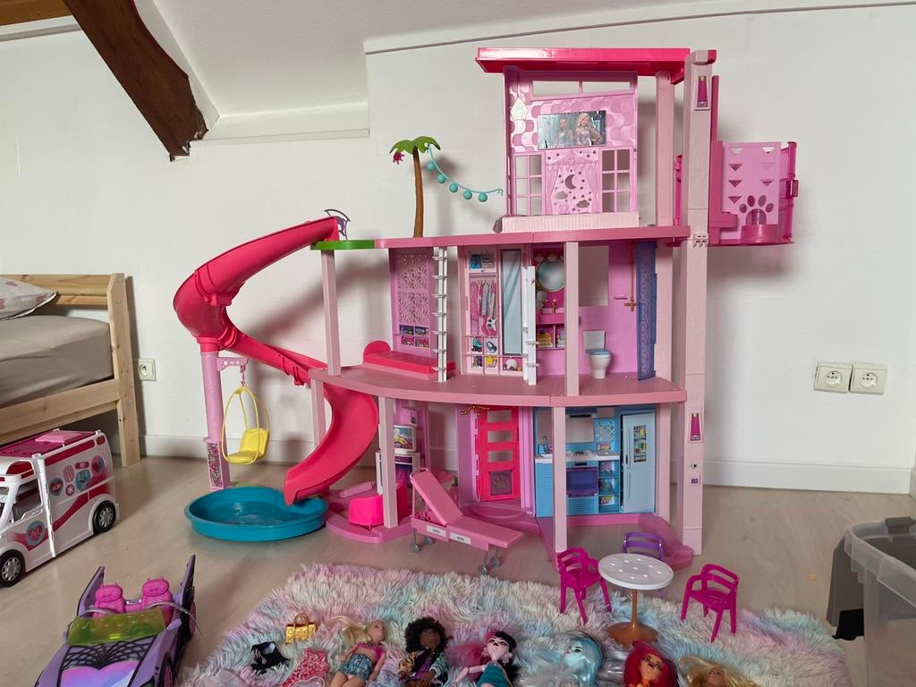 Barbie huis, vliegtuig en ziekenwagen/ monsterhigh auto, Ophalen, Zo goed als nieuw, Accessoires