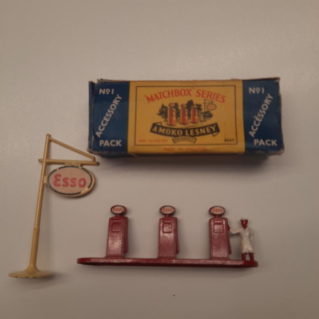 MATCHBOX/MOKO LESNEY ACCESSORY PACK 1 ESSO PETROL STATION, Hobby en Vrije tijd, Modelauto's | 1:87, Zo goed als nieuw, Overige typen