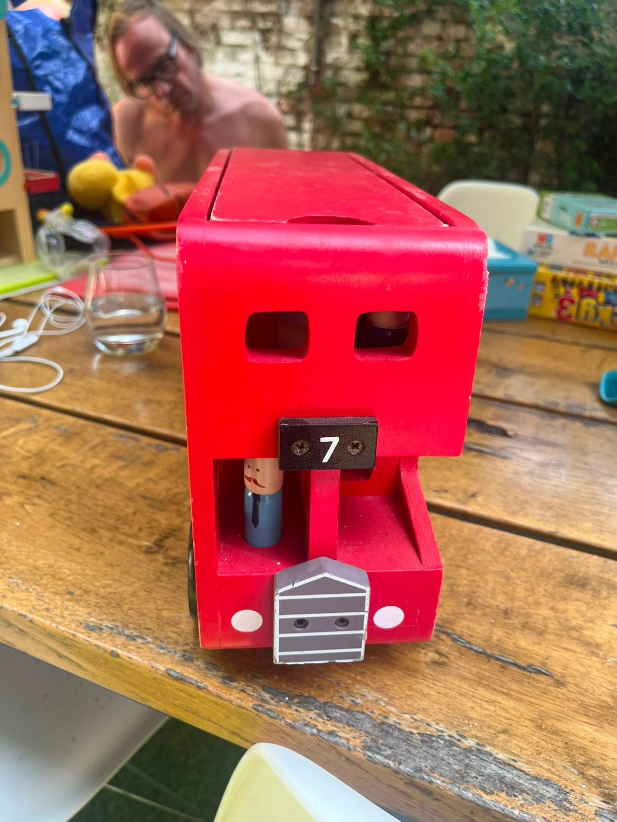Houten bus met mannetjes, Ophalen, Gebruikt