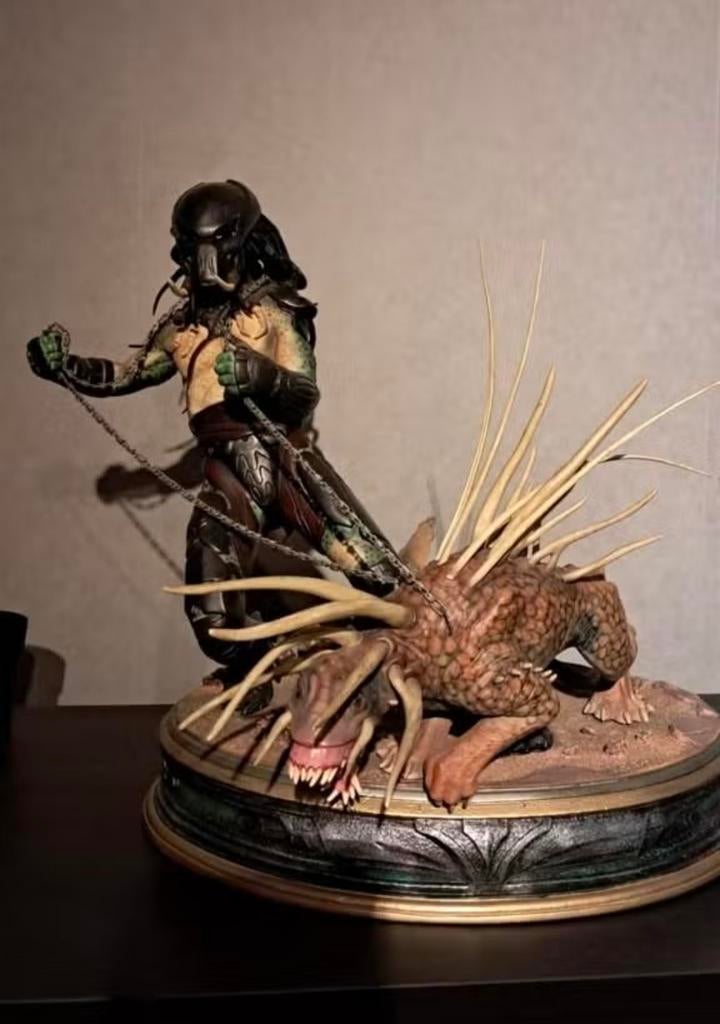 Sideshow predator tracker maquette, Enlèvement