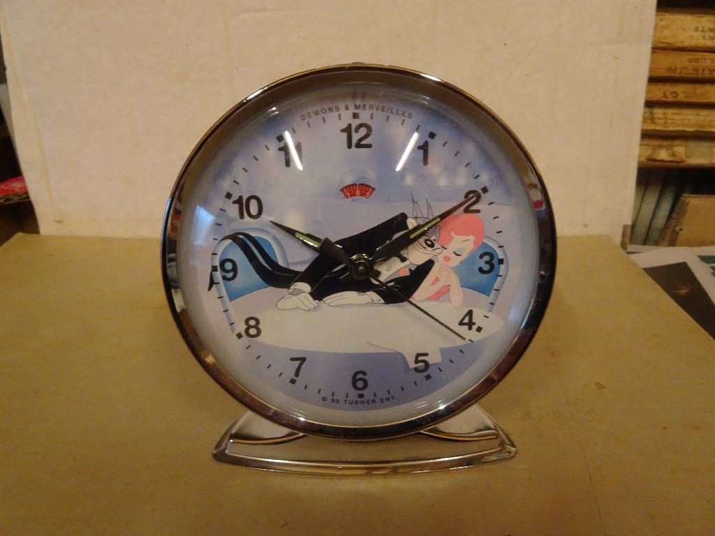 Réveil Démons et Merveilles - Le loup et la girl - Disney, Collections, Enlèvement ou Envoi, Looney Tunes, Utilisé, Ustensile