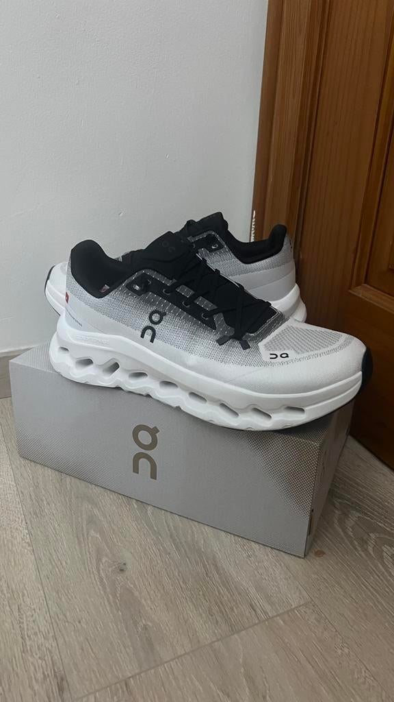 On Running Cloud blanc & noir Taille 43 - Baskets running, Kleding | Heren, Schoenen, Nieuw, Ophalen of Verzenden