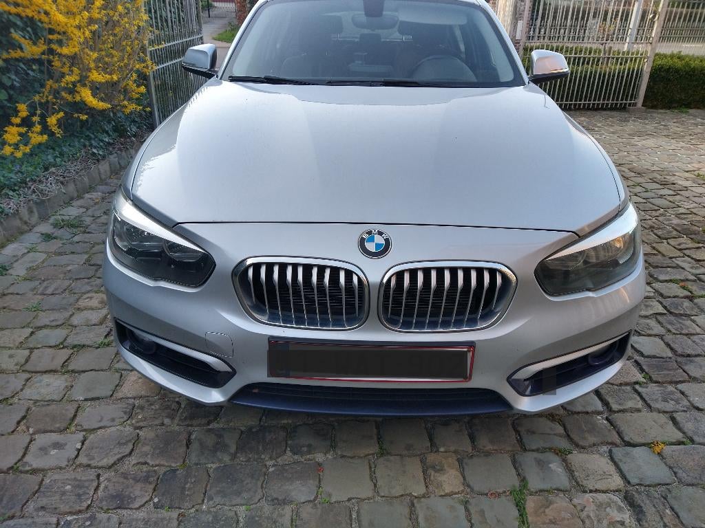 Zeer nette , vinnige en zuinige BMW 118d Hatchback, Autos, BMW, Argent ou Gris, Achat, Boîte manuelle, Entretenue par le concessionnaire