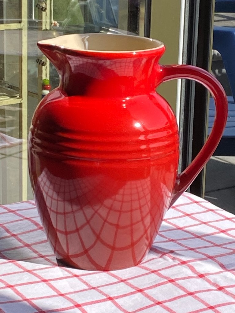 Cruche LE CREUSET rouge 2L, Neuf, Enlèvement ou Envoi, Avec poignées, Le Creuset