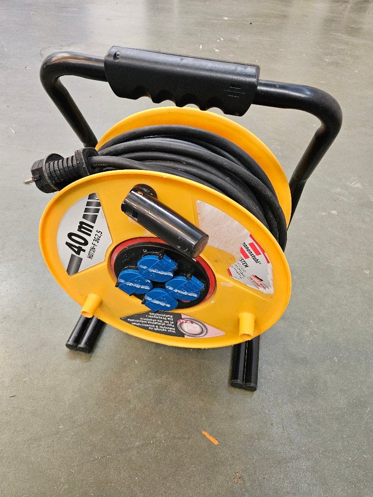 Enrouleur câble pro 40m Brennenstuhl IP44 3G2.5, Bricolage & Construction, Électricité & Câbles, Enlèvement ou Envoi, Utilisé