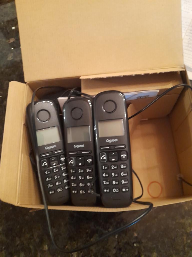 Trio telefoons, Ophalen