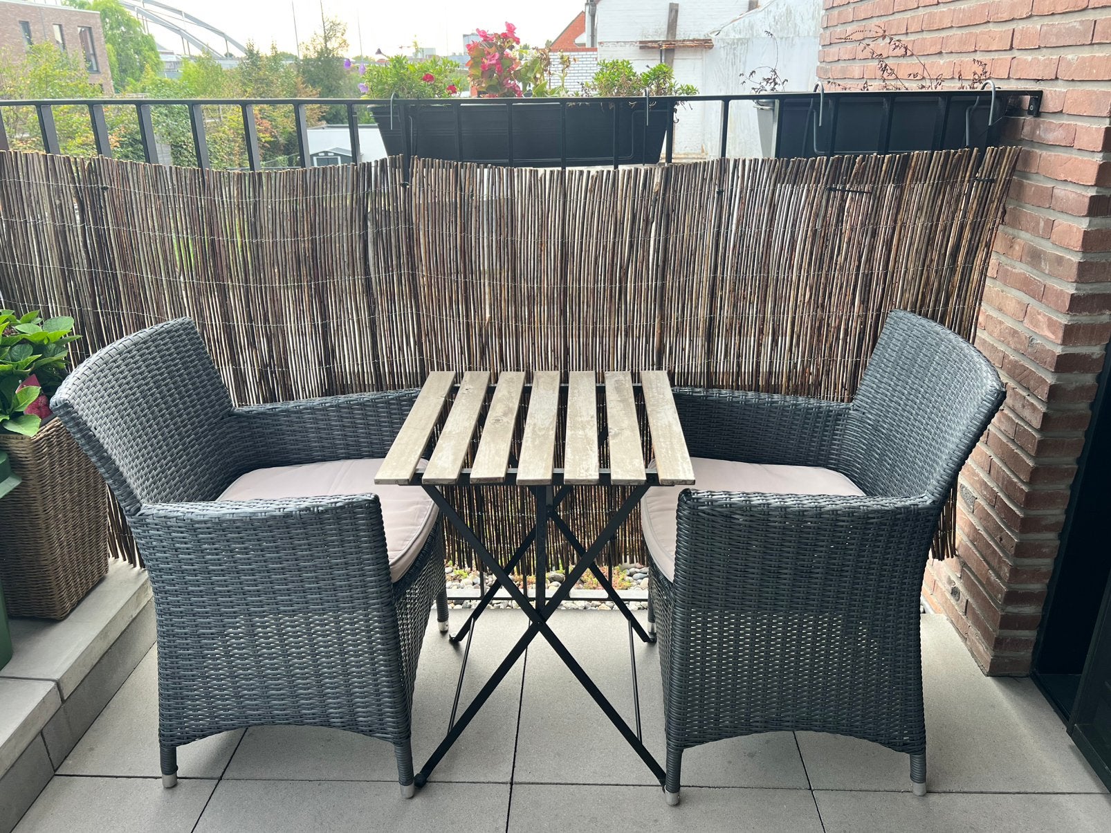Balkonset 2 pers: rotan stoelen + houten klaptafel, Ophalen, Zo goed als nieuw, Rotan