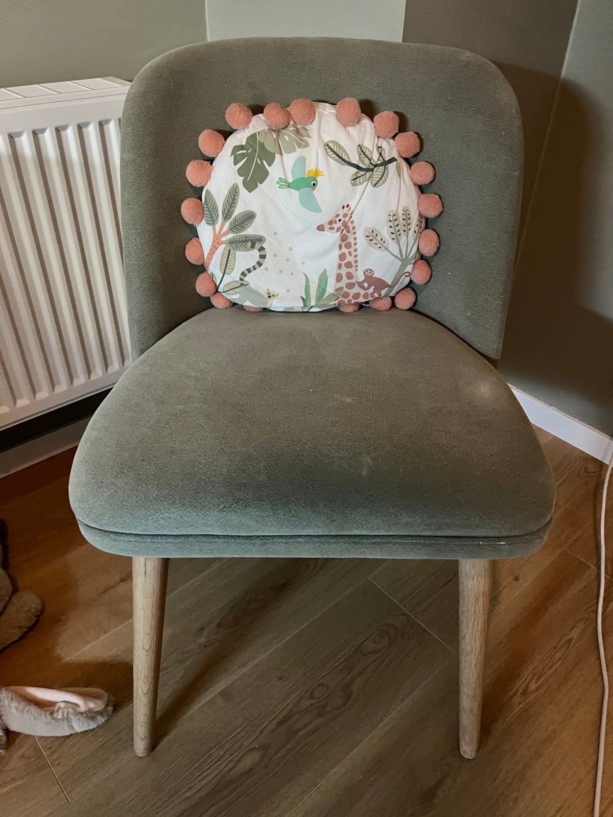 MERYL - Stoel met linnen bekleding en massief eiken, Huis en Inrichting, Stoelen, Ophalen, Zo goed als nieuw