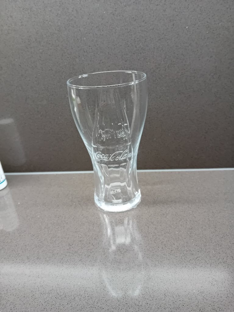 Speciaal Coca-cola glas met gravure in de voet, Ophalen, Zo goed als nieuw, Frisdrankglas