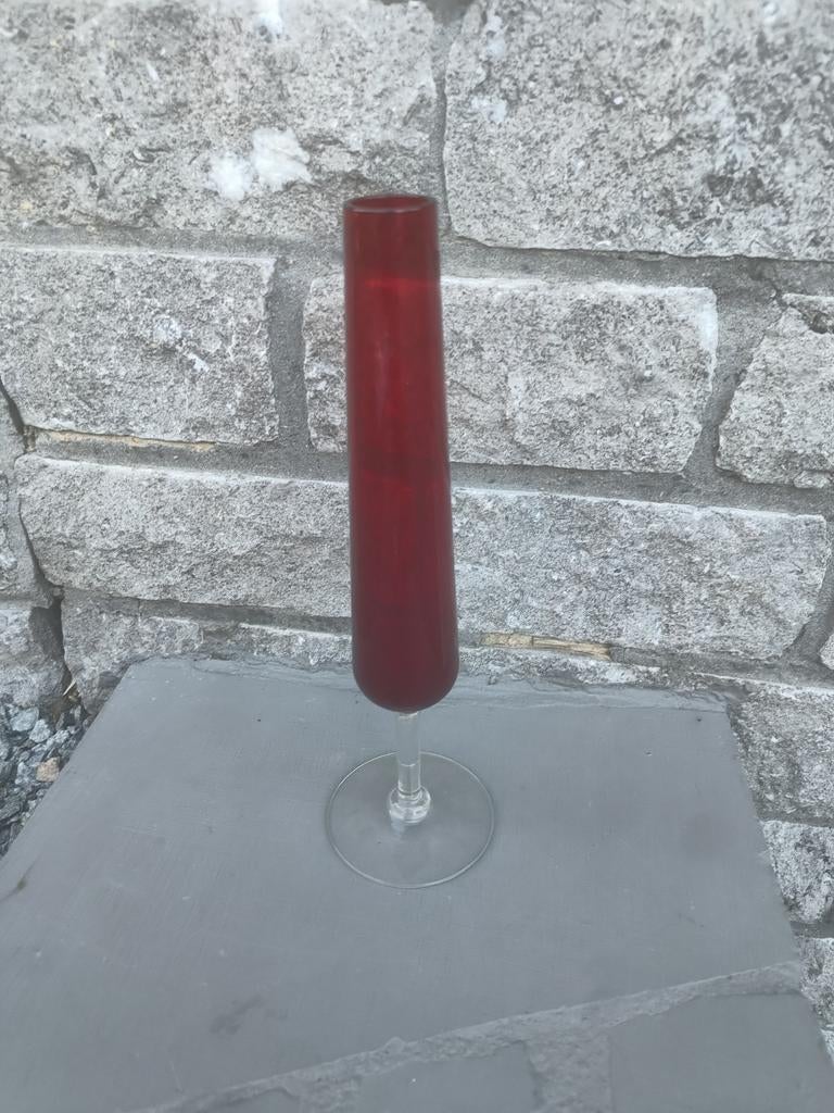Grand vase à boutons vintage en verre rouge
Hauteur : 30 cm, Enlèvement