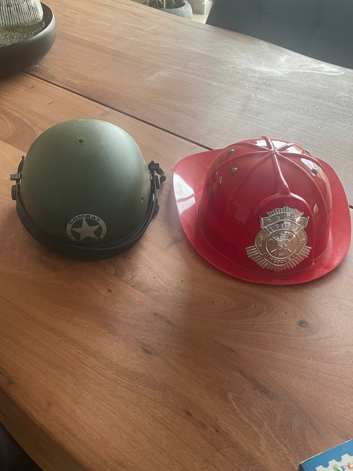 Brandweer en legerhelm, Ophalen, Zo goed als nieuw