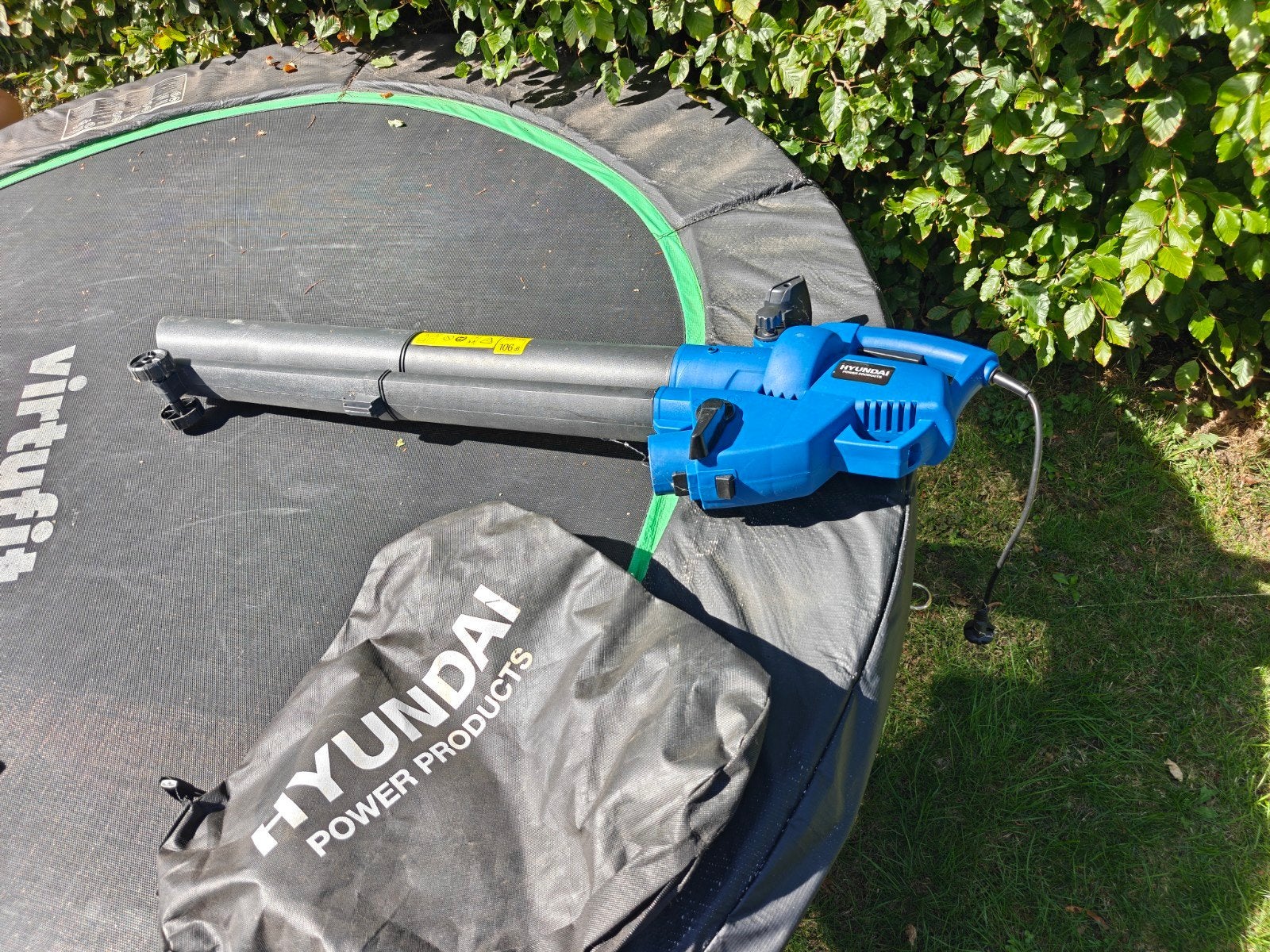 Souffleur/aspirateur à feuilles/déchiqueteuse Hyundai 3000 W, Électrique, Porté à la main, Enlèvement, Utilisé