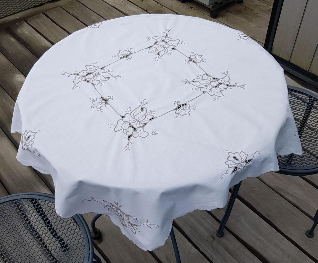 Nappe carrée brodée blanche, Enlèvement